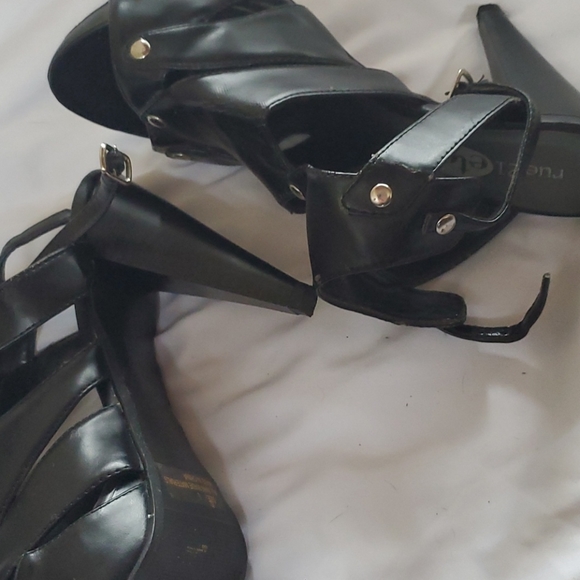 Black heels - Picture 5 of 5